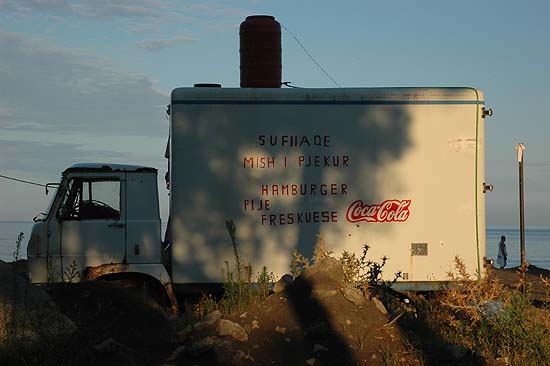 autor: Yves Rousselet
t&iacute;tulo: Buvette et restaurant de spécialités locales en  bord de mer