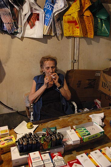 autor: Yves Rousselet
t&iacute;tulo: Une vendeuse dans son stand