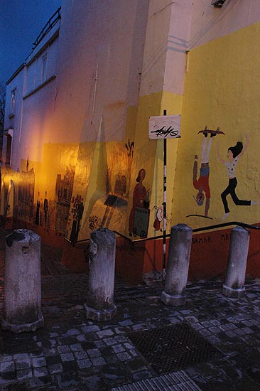 auteur : Yves Rousselet                    titre: Ruelle bien décorèe